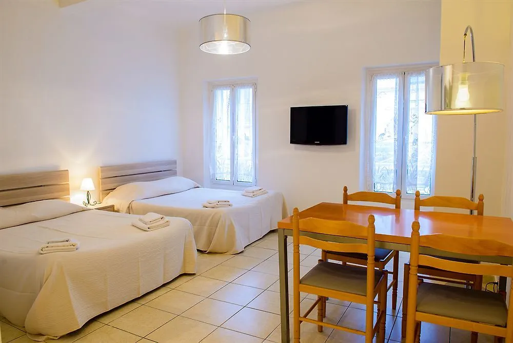 Studios Parisiens Cannes 0*,  France